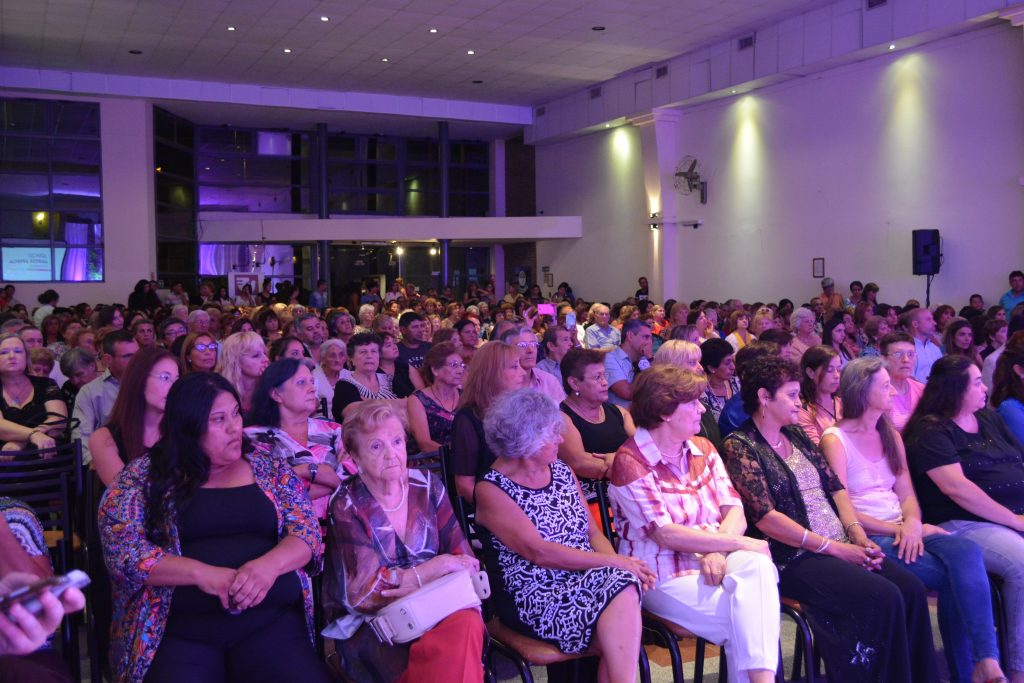 Salón colmado de Amigos del Bien