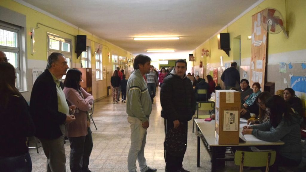 La gente espera para votar en su mesa