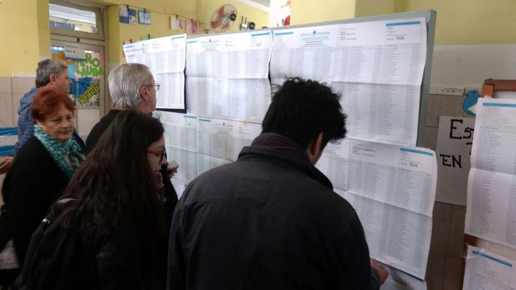 La gente observa el padrón electoral