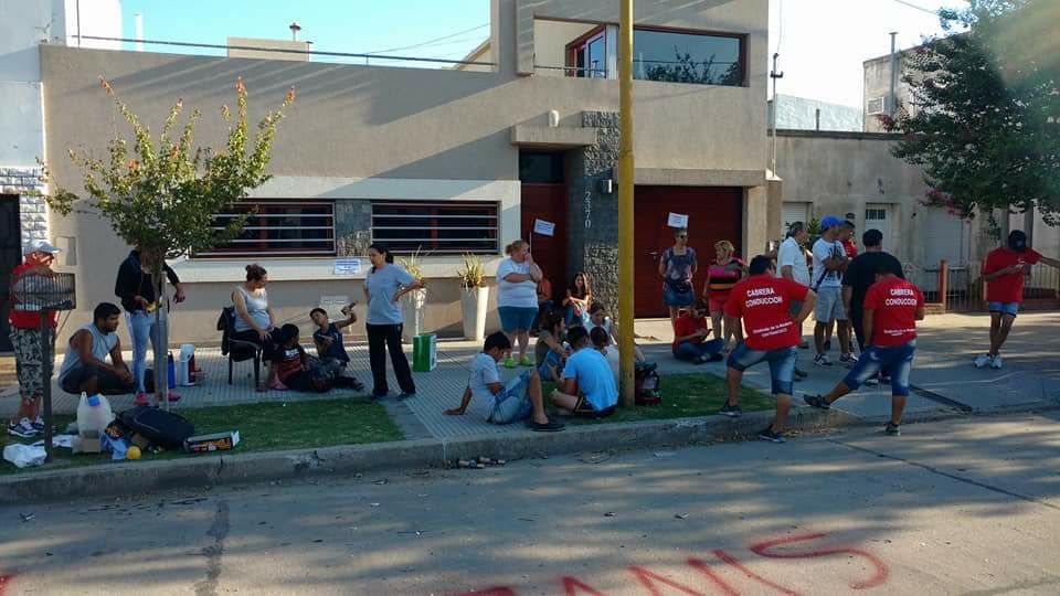 Los empleados reclaman sus haberes de diciembre y su aguinaldo (Foto enviada por un lector)