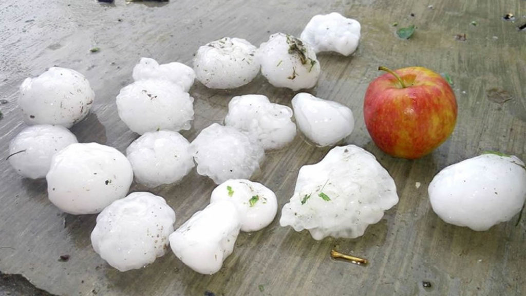 El granizo comparado con una manzana