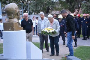 Una ofrenda floral para quienes ya no están y en algún momento integró la institución