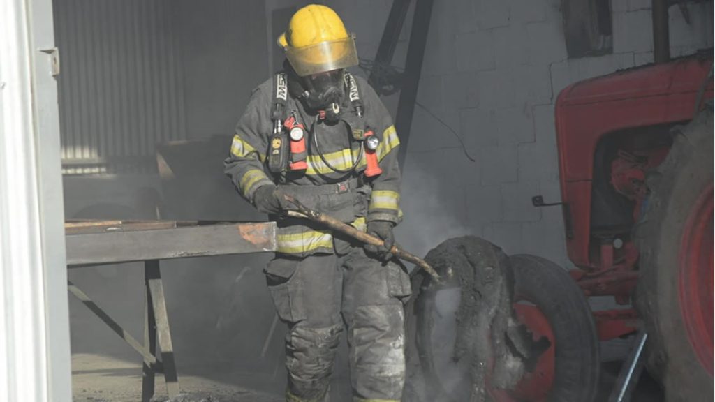 Gran cantidad de neumáticos fueron consumidos por el fuego