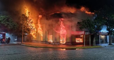 Bomberos trabajó en el incendio de reconocido bar de barrio Catedral